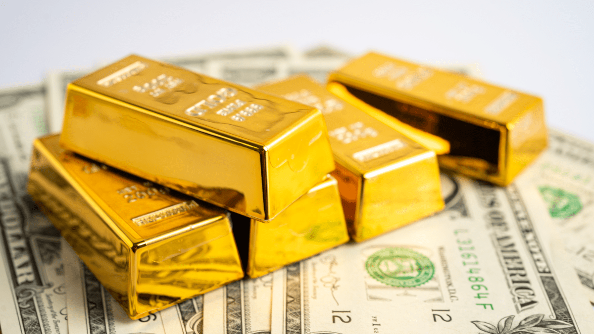 Gold breaks records above $4,000